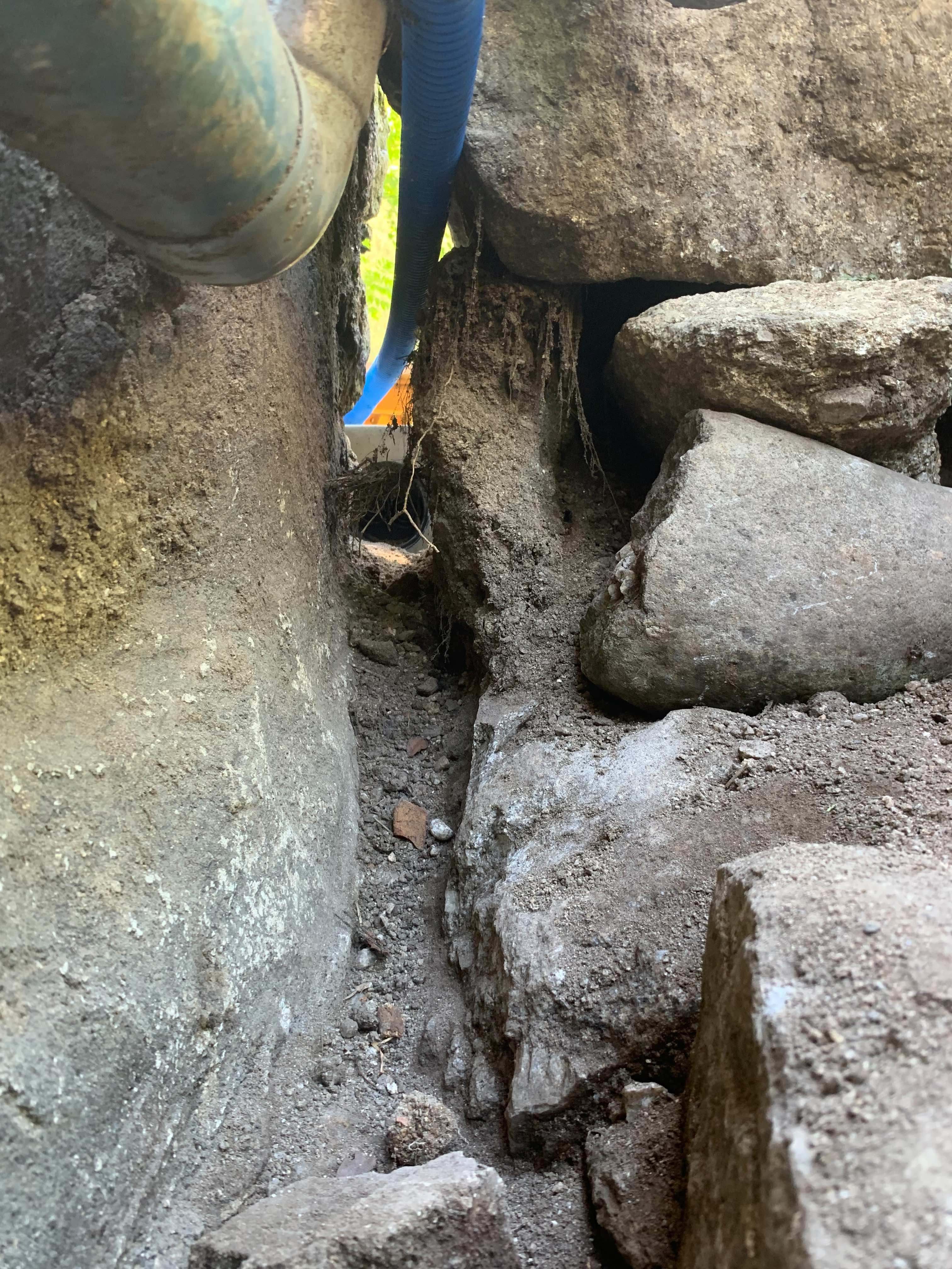 Tranchée dans la roche mère