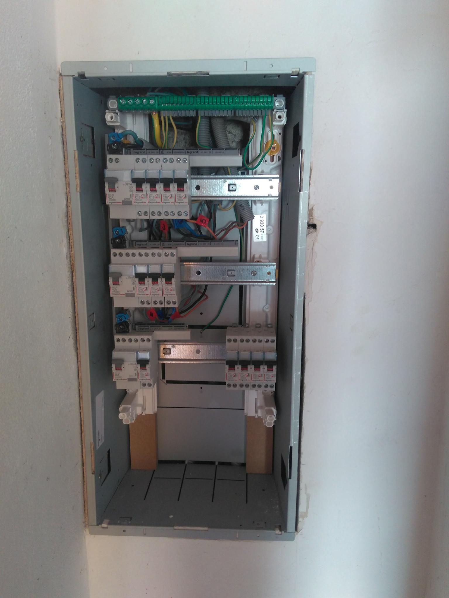 Nouveau bac avec les disjoncteurs cablés