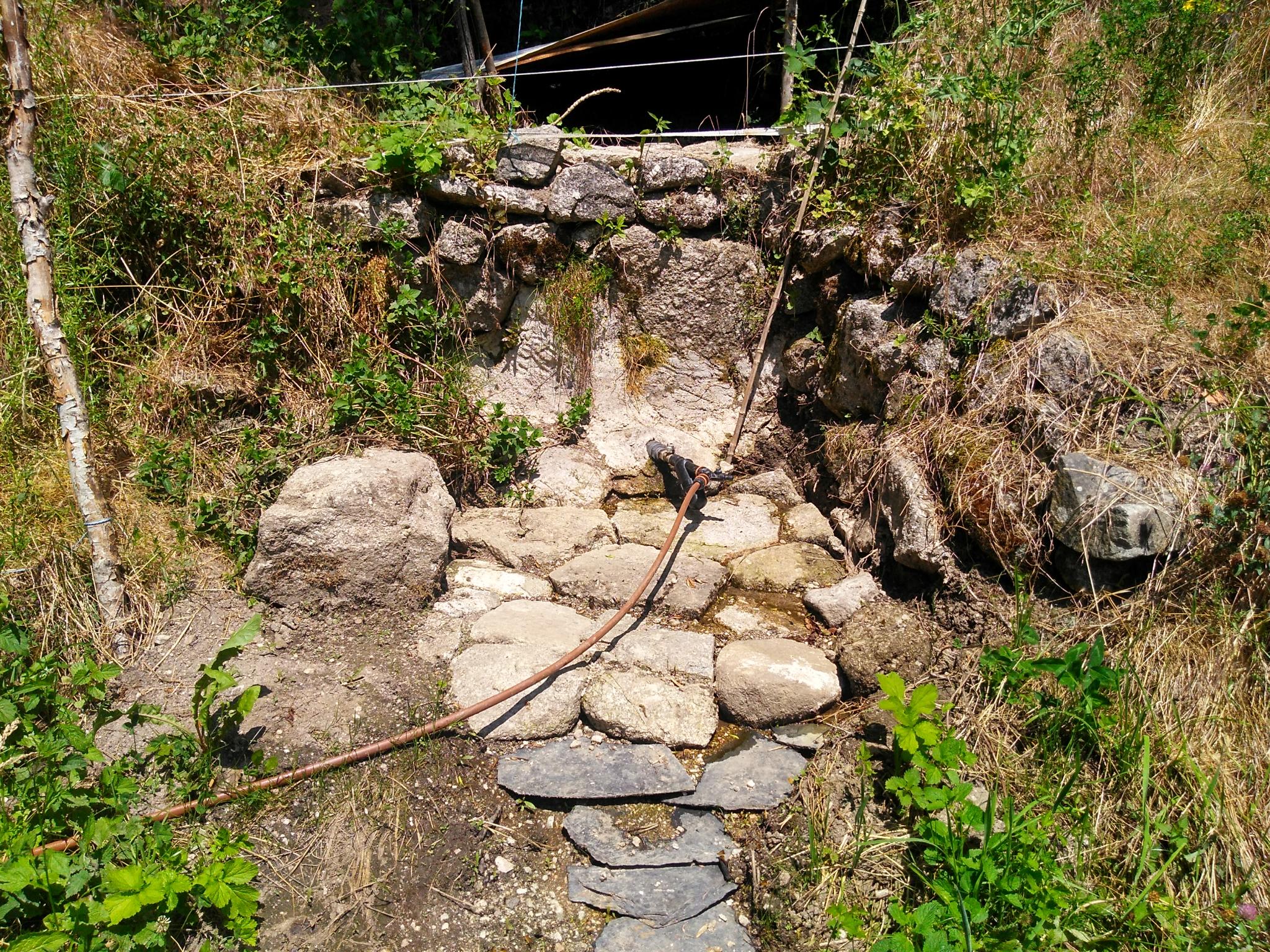 La dalle de la source
