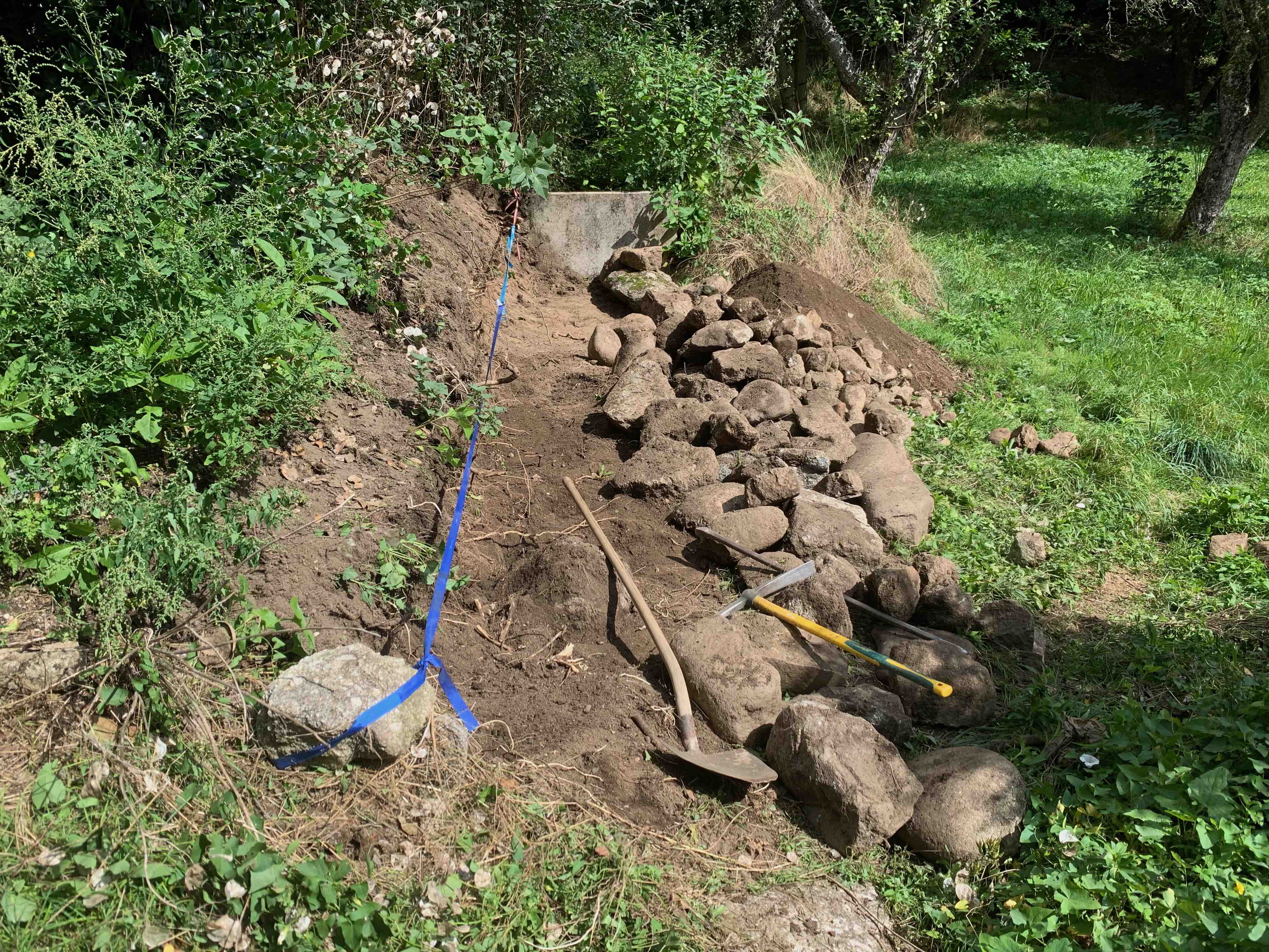 Le talus décaissé pour le mur