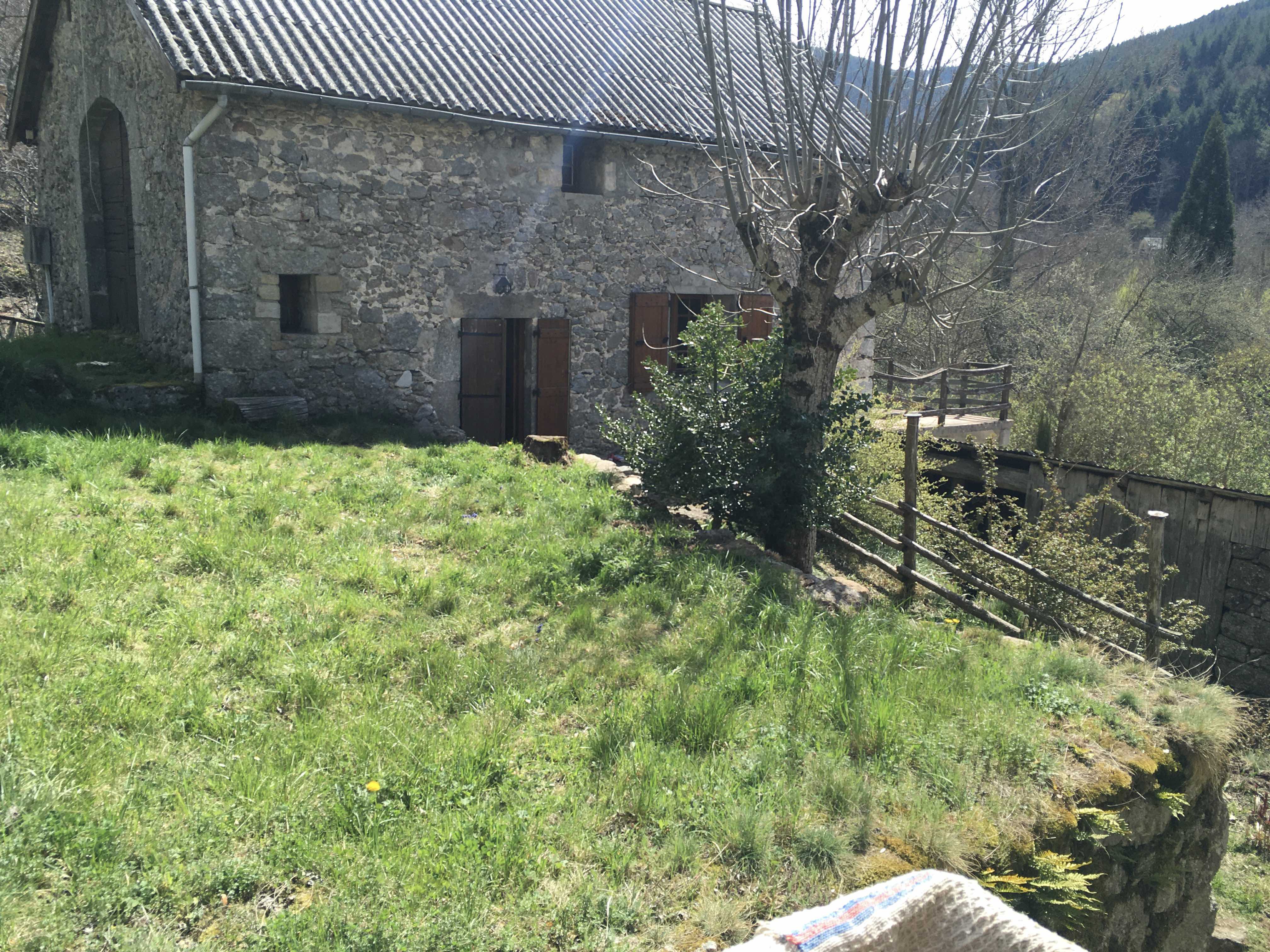 Pailler recouvert d'herbe