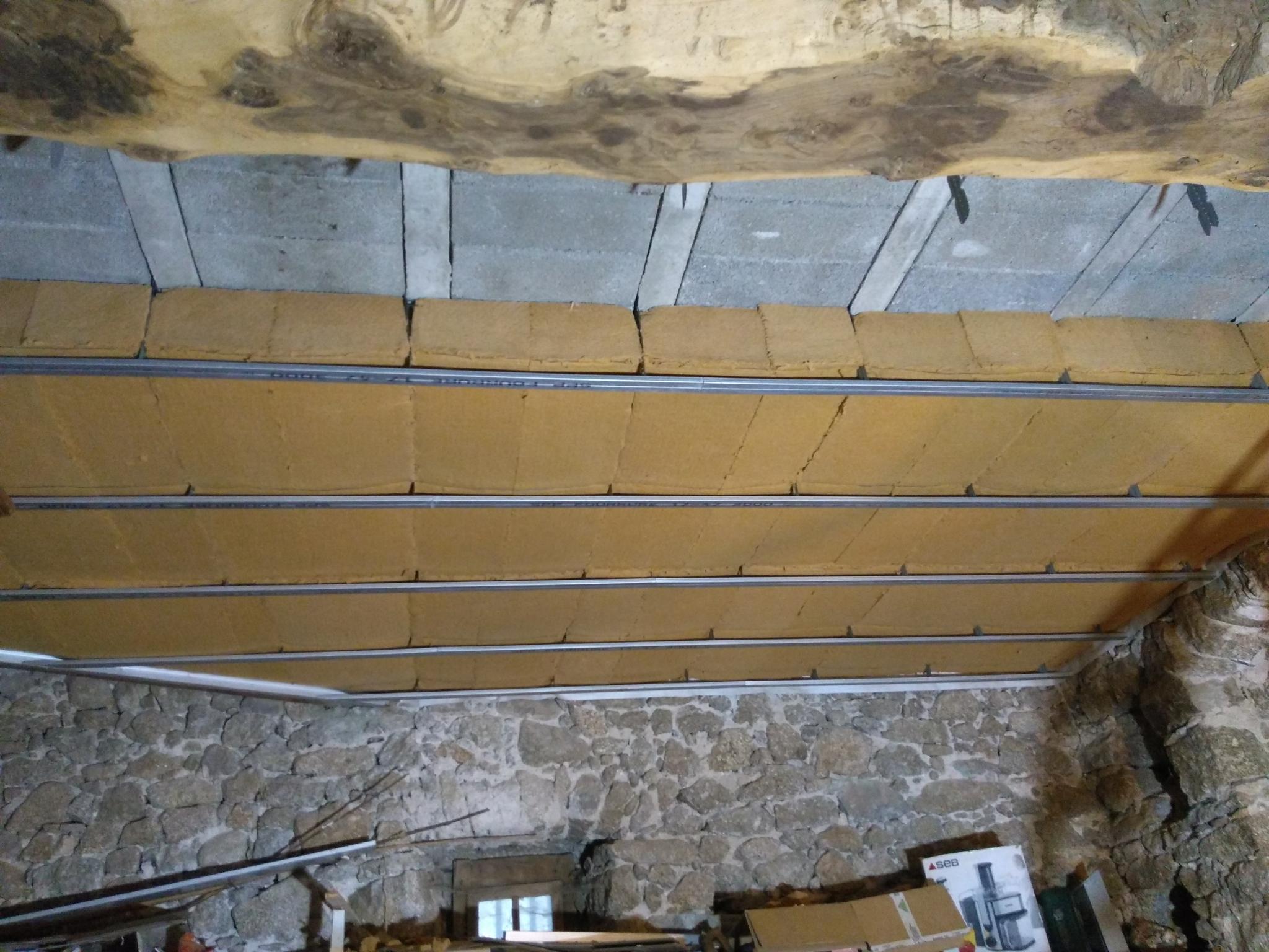 Moitié du plafond suspendu faite