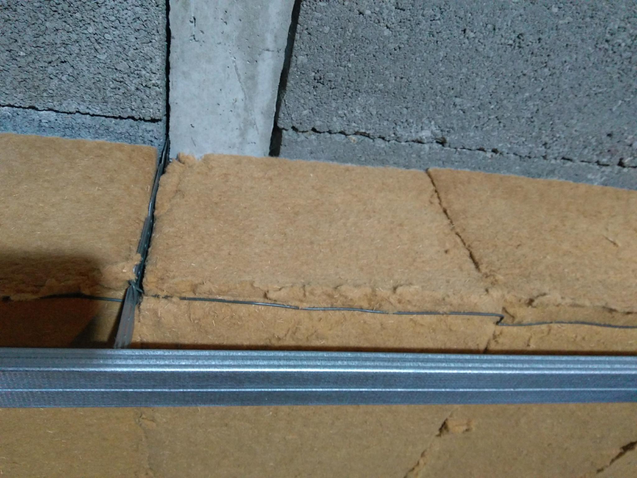 Zoom sur le maintien des panneaux d'isolant