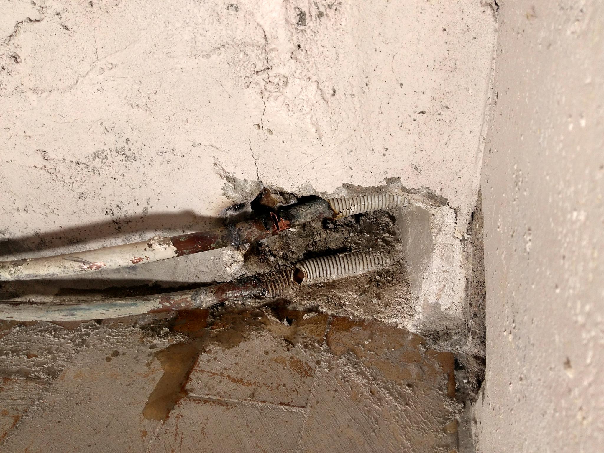 Couper le tuyau à gauche au niveau du mur